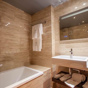 Basic Kamer met een King Size Bed